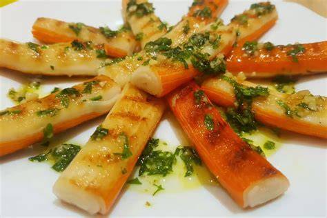 Palitos de cangrejo al ajillo servidos en un plato