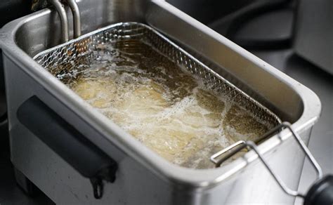 Aceite caliente en una freidora