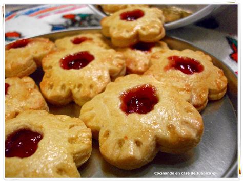 Manos formando galletas rellenas