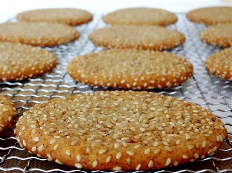 Galletas de sésamo y plátano sobre una rejilla de enfriamiento