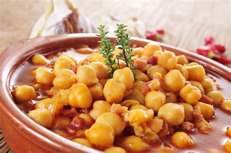 Plato servido de garbanzos estofados