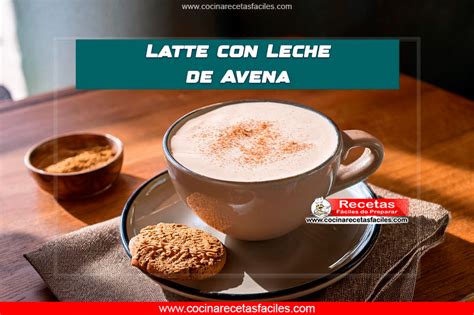 Barista preparando un café con leche de avena con técnica de latte art