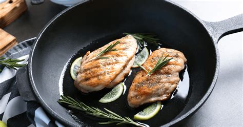 Proceso de cocción del cuscús de coliflor en sartén