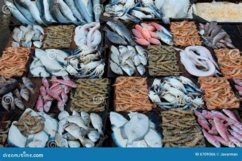 Pescados y mariscos frescos en un mercado tradicional