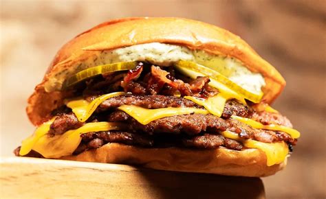 Plato con una hamburguesa estilo Smash Burger acompañada de patatas