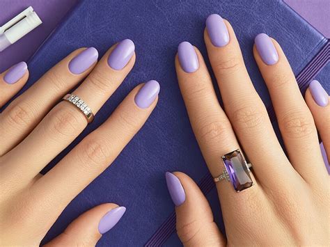 Uñas morado pastel en diferentes acabados