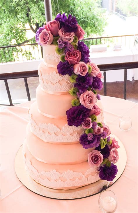 Pastel decorado con tonos rosa y morado