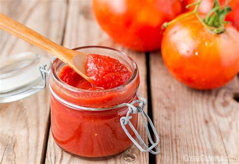 Tarros de pasta de tomate casera