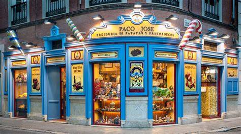 Interior de una tienda Patatas Paco José con variedad de productos