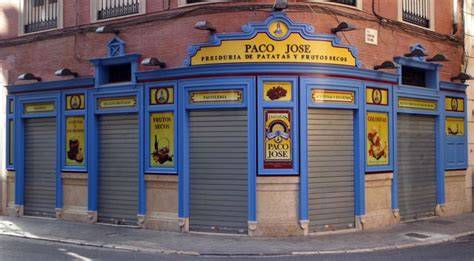 Fachada de la cafetería Patatas Paco José