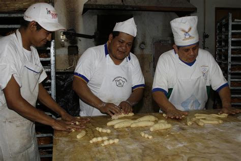 Maestros panaderos elaborando pan artesanal