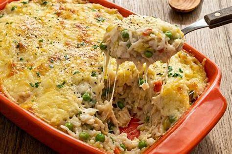 Arroz cremoso de forno en una fuente de horno
