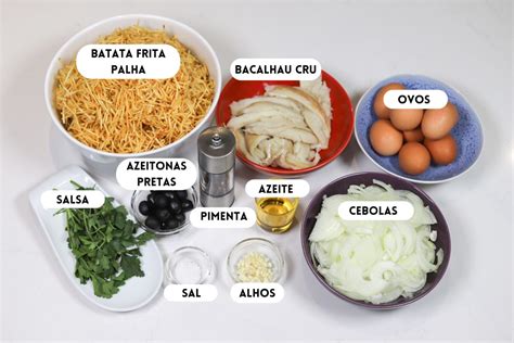 Ingredientes frescos para preparar bacalhau à Brás