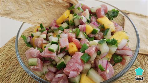 Ceviche de atún con chips de plátano en cuenco de piedra
