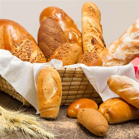 Variedad de pan artesanal y repostería en Panadería La Forna