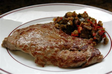 Plato de bistec de ternera con una selección de frutas frescas