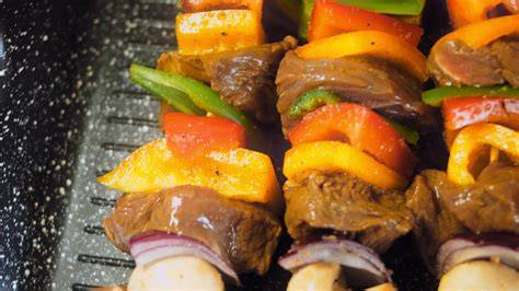 Kebabs de ternera y melocotón a la parrilla con verduras