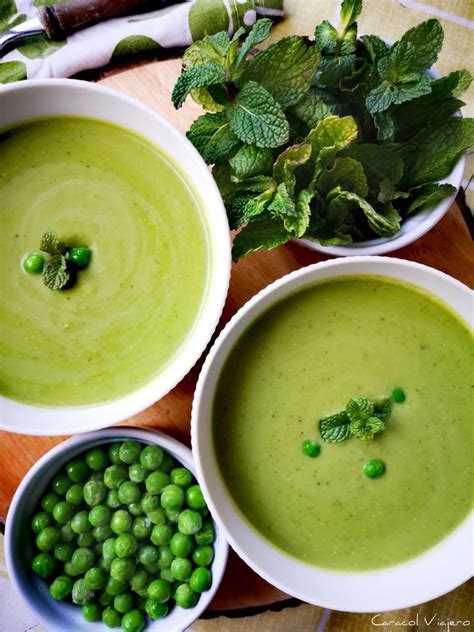 Crema de guisantes con menta en un tazón