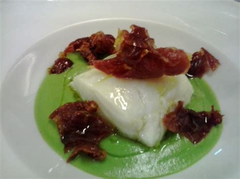 Plato final de crema de guisantes, bacalao y jamón ibérico