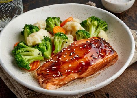 Salmón a la plancha con salsa teriyaki y guarnición