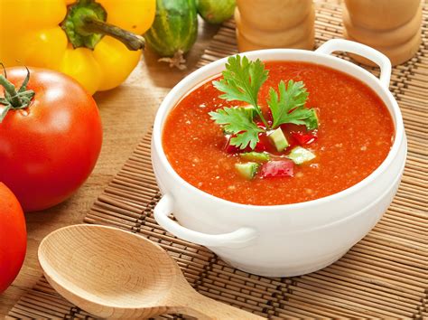 Proceso de elaboración del gazpacho tradicional vs. moderno