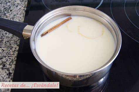 Leche infusionando con canela y cítricos