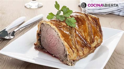 Detalle del corte de un solomillo Wellington que muestra el punto de la carne