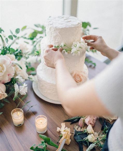 Primer plano de flores naturales decorando una tarta de bodas.