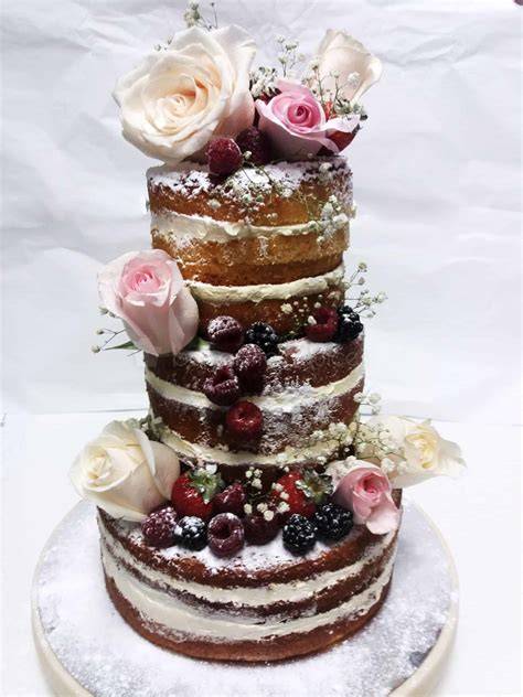 Ejemplo de tarta de boda rústica con flores silvestres.