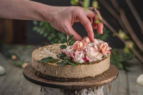 Tabla comparativa de flores comestibles vs. naturales para tartas de boda.