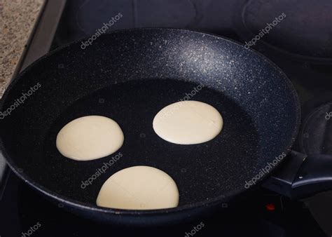 Panqueques cocinándose en una sartén