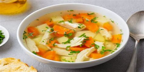 Caldo de pollo recién preparado