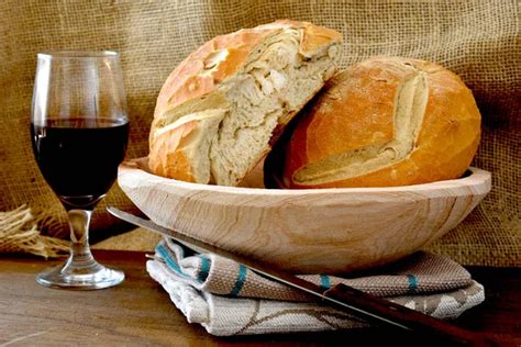 Pan artesanal y copa de vino tinto