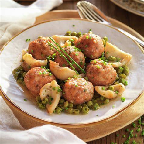 Albóndigas de cerdo con sepia y guisantes