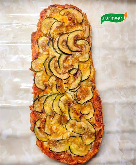 Coca de calabacín, berenjena y cebolla caramelizada recién horneada