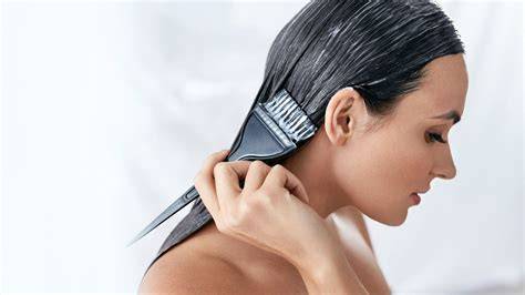 Mujer aplicando mascarilla de arroz en su cabello