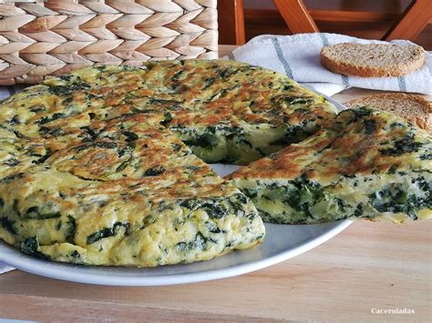 Tortilla de patatas con espinacas y ajo cortada en porciones