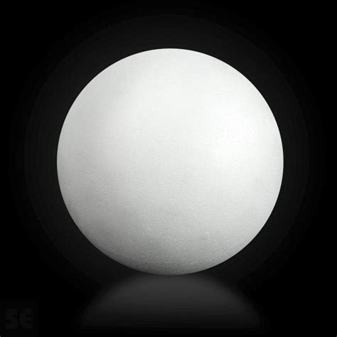 Bola de porexpan gigante decorada como base para un pastel creativo