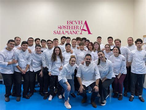Estudiantes de hostelería de Peñascal en un entorno de cocina profesional