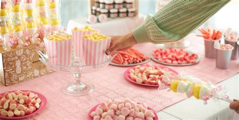 Mesa de chuches decorada con lenguas de diferentes colores