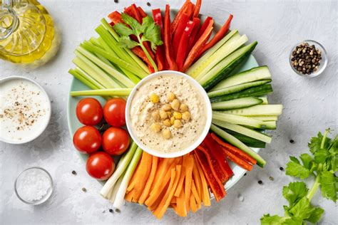 Variedad de crudités de verduras con diferentes dips