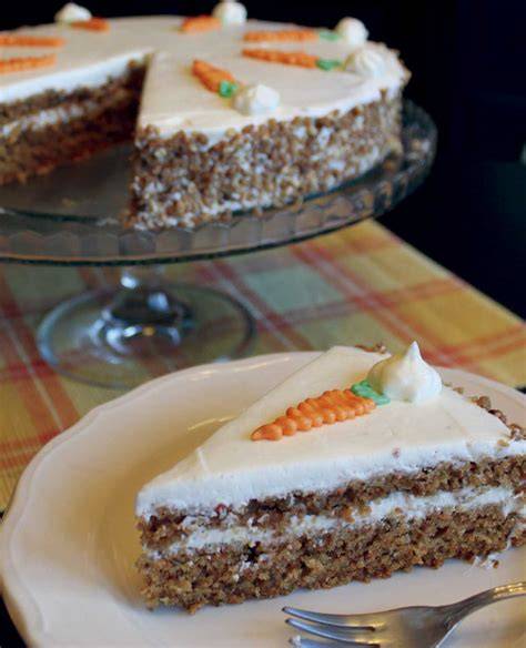 Tarta de zanahoria sin lactosa recién horneada