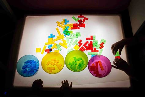 Mesa de luz para niños con elementos fluorescentes