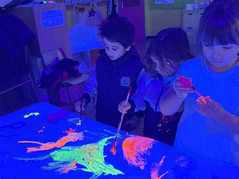 Actividad de psicomotricidad con luz negra y elementos fluorescentes