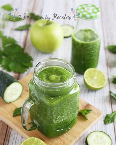 Ingredientes frescos para salmorejo de pepino y manzana