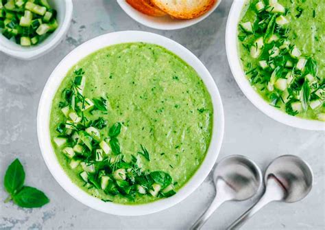 Gazpacho de pepino y manzana servido en cuencos