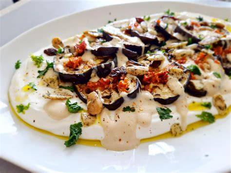 Berenjenas asadas con salsa de yogur y tahini emplatadas