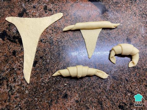 Masa de medialunas levándose en un recipiente tapado