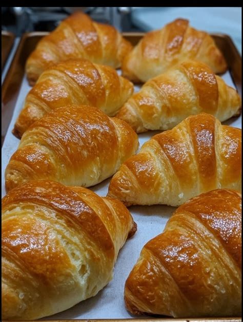 Medialunas de chocolate recién horneadas y doradas