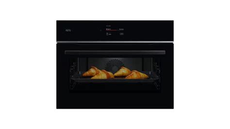 Horno compacto AEG integrado en una cocina moderna